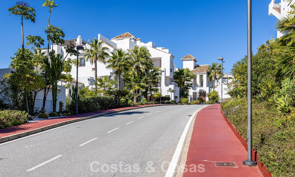 Penthouse rénové de 3 chambres à coucher dans une résidence sécurisée avec vue sur la mer et le golf à Marbella - Benahavis 793291