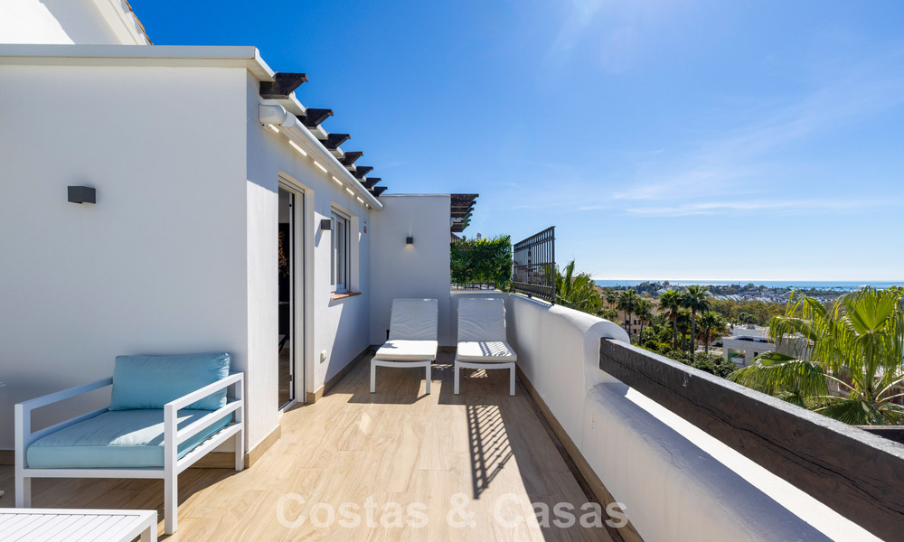 Penthouse rénové de 3 chambres à coucher dans une résidence sécurisée avec vue sur la mer et le golf à Marbella - Benahavis 793292