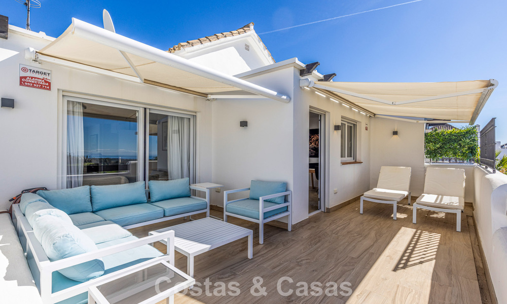 Penthouse rénové de 3 chambres à coucher dans une résidence sécurisée avec vue sur la mer et le golf à Marbella - Benahavis 793293