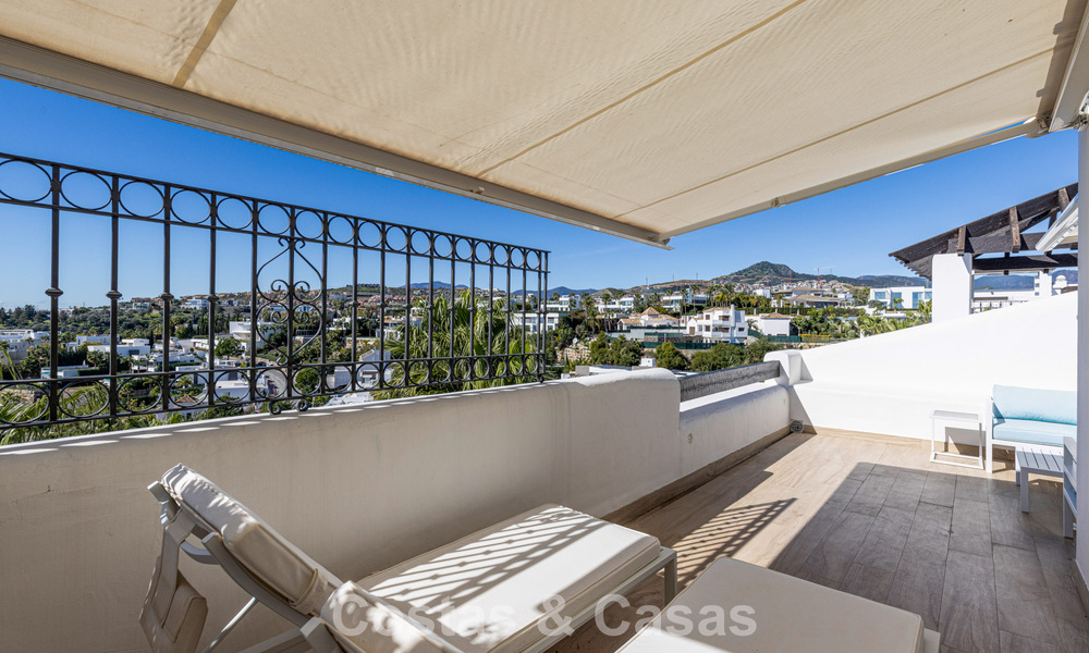 Penthouse rénové de 3 chambres à coucher dans une résidence sécurisée avec vue sur la mer et le golf à Marbella - Benahavis 793295