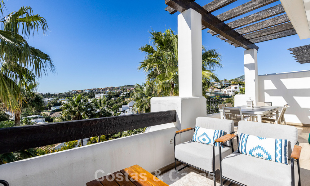 Penthouse rénové de 3 chambres à coucher dans une résidence sécurisée avec vue sur la mer et le golf à Marbella - Benahavis 793299