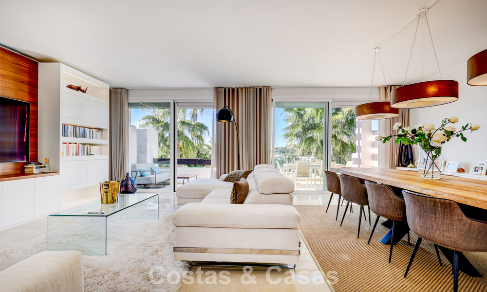Penthouse rénové de 3 chambres à coucher dans une résidence sécurisée avec vue sur la mer et le golf à Marbella - Benahavis 793305