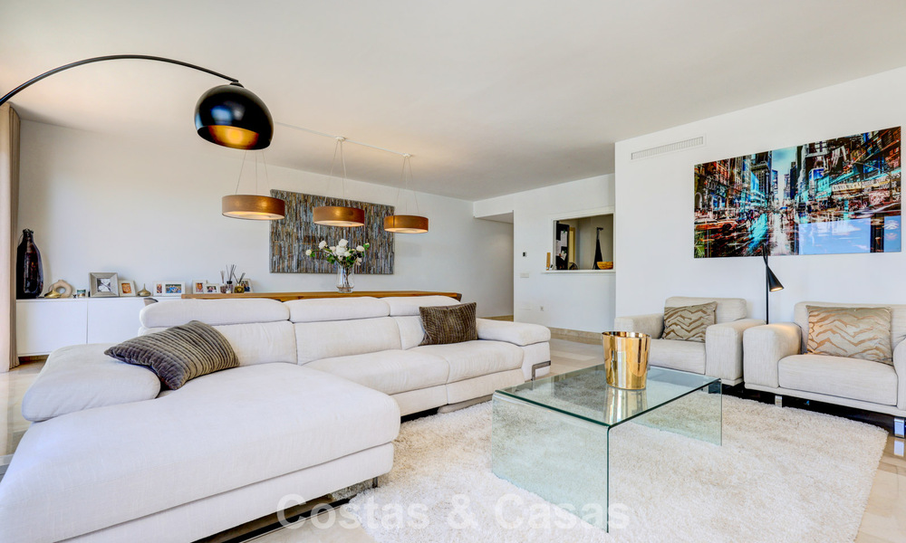 Penthouse rénové de 3 chambres à coucher dans une résidence sécurisée avec vue sur la mer et le golf à Marbella - Benahavis 793307