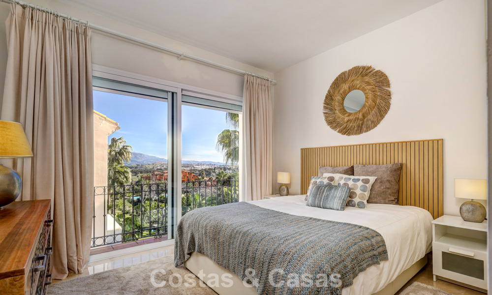 Penthouse rénové de 3 chambres à coucher dans une résidence sécurisée avec vue sur la mer et le golf à Marbella - Benahavis 793313