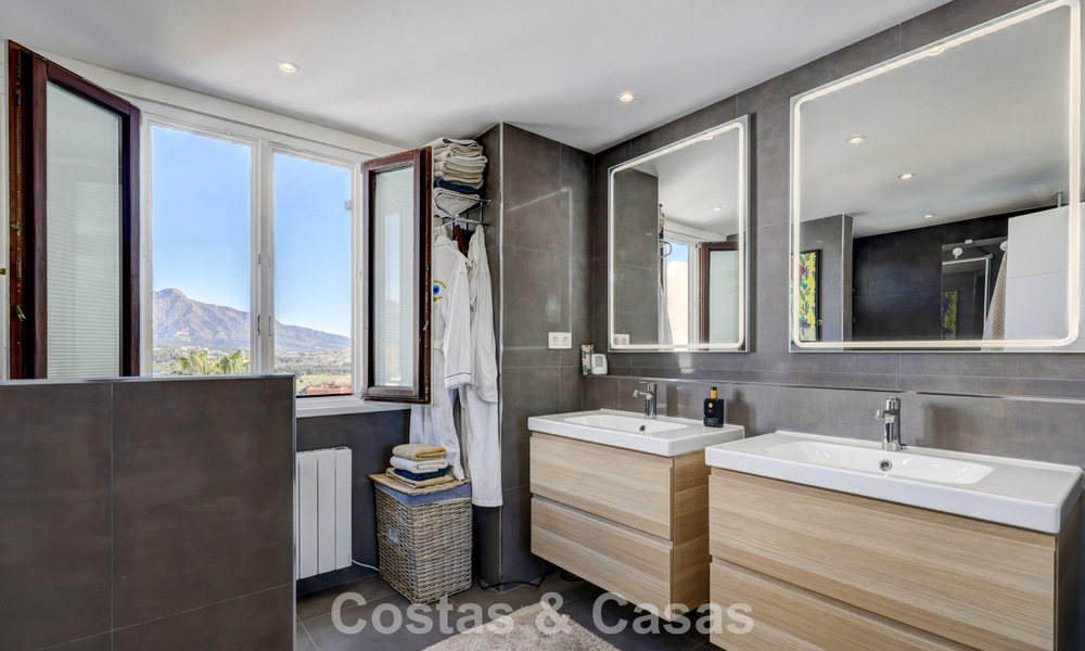 Penthouse rénové de 3 chambres à coucher dans une résidence sécurisée avec vue sur la mer et le golf à Marbella - Benahavis 793328