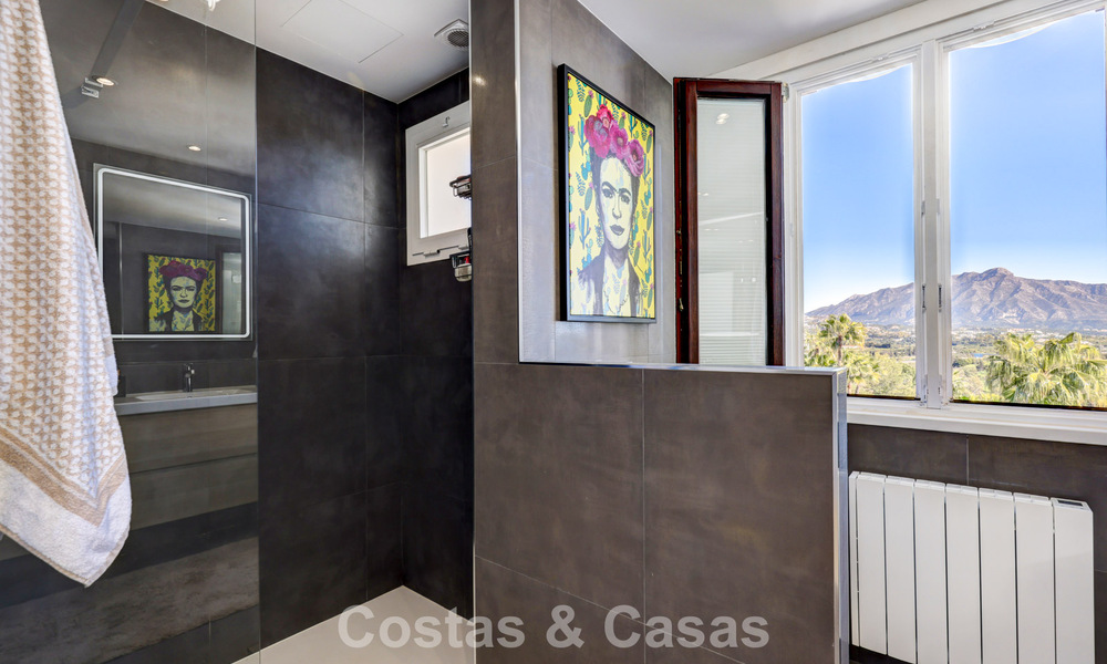 Penthouse rénové de 3 chambres à coucher dans une résidence sécurisée avec vue sur la mer et le golf à Marbella - Benahavis 793329