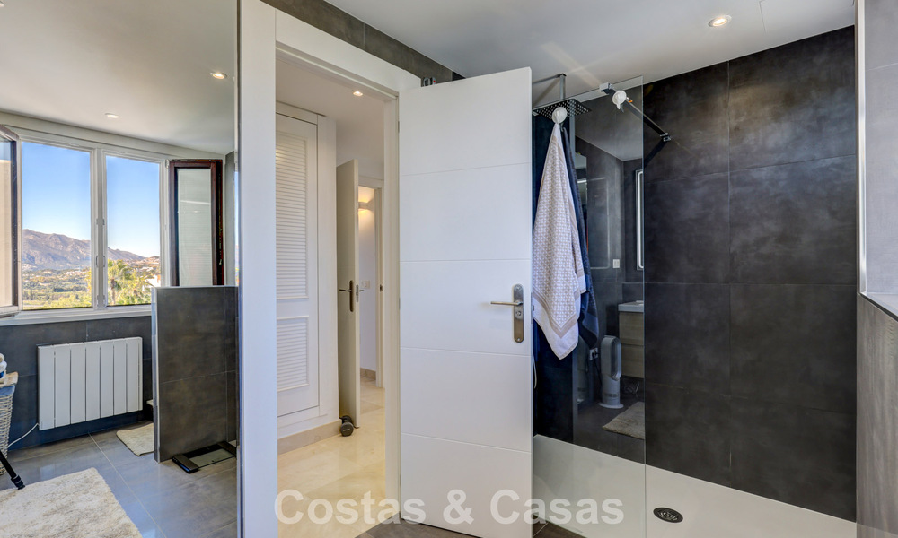 Penthouse rénové de 3 chambres à coucher dans une résidence sécurisée avec vue sur la mer et le golf à Marbella - Benahavis 793330