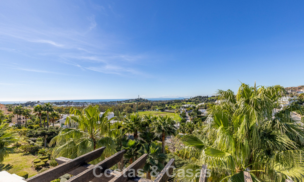 Penthouse rénové de 3 chambres à coucher dans une résidence sécurisée avec vue sur la mer et le golf à Marbella - Benahavis 793340