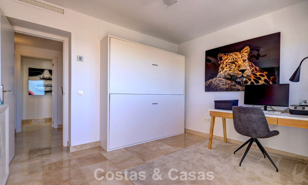 Penthouse rénové de 3 chambres à coucher dans une résidence sécurisée avec vue sur la mer et le golf à Marbella - Benahavis 793774