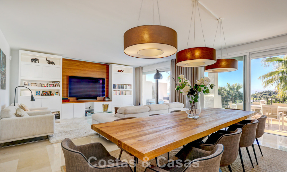 Penthouse rénové de 3 chambres à coucher dans une résidence sécurisée avec vue sur la mer et le golf à Marbella - Benahavis 793775