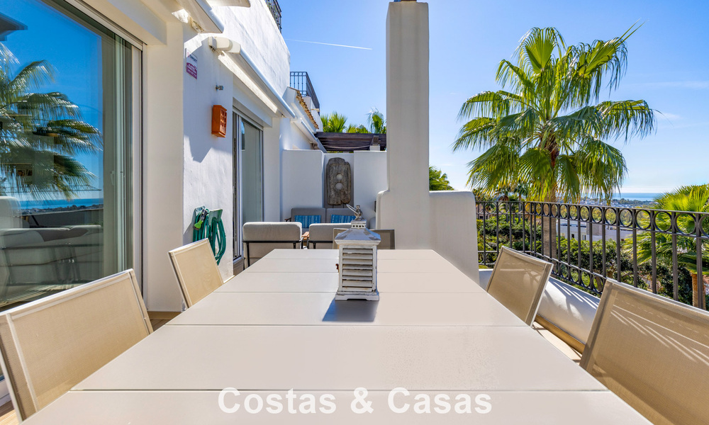 Penthouse rénové de 3 chambres à coucher dans une résidence sécurisée avec vue sur la mer et le golf à Marbella - Benahavis 793778