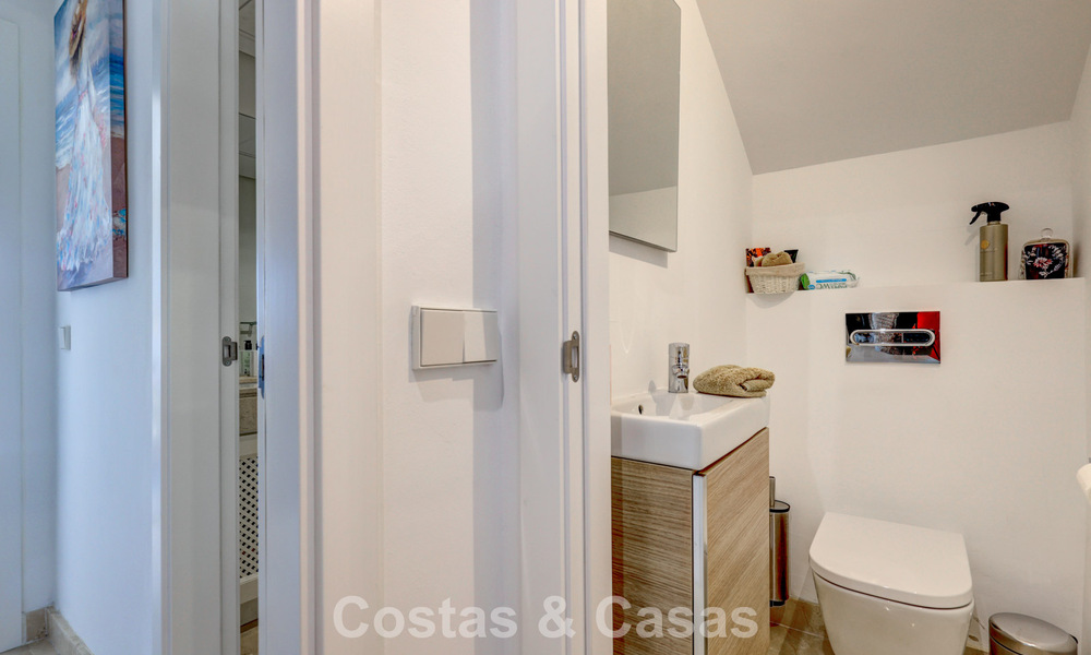 Penthouse rénové de 3 chambres à coucher dans une résidence sécurisée avec vue sur la mer et le golf à Marbella - Benahavis 793779