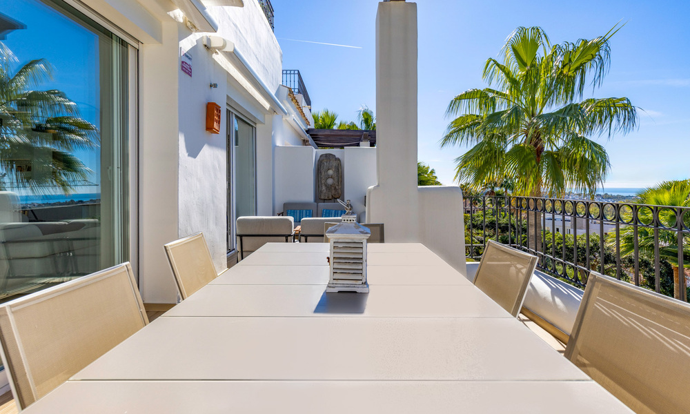 Penthouse rénové de 3 chambres à coucher dans une résidence sécurisée avec vue sur la mer et le golf à Marbella - Benahavis 793780