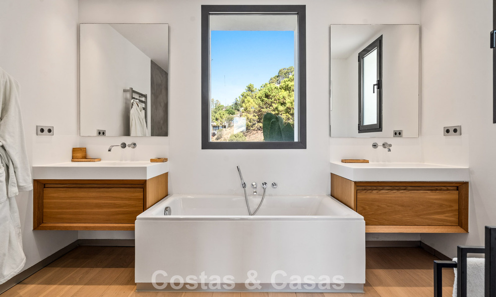 Spacieuse villa moderne avec maison d’amis indépendante à vendre à El Madroñal, Benahavís - Marbella 794061