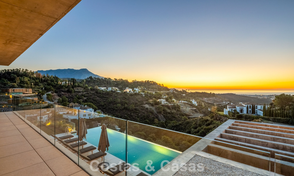 Villa de luxe neuve, haut de gamme, avec vues panoramiques à vendre dans la résidence fermée d’El Madroñal à Benahavis - Marbella 794196