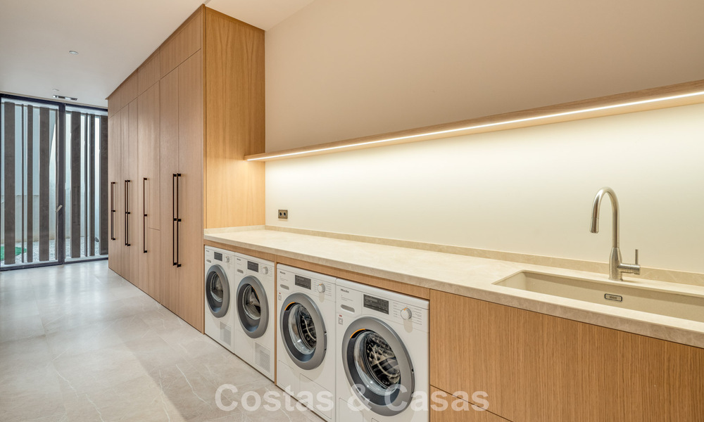 Villa de luxe neuve, haut de gamme, avec vues panoramiques à vendre dans la résidence fermée d’El Madroñal à Benahavis - Marbella 794216