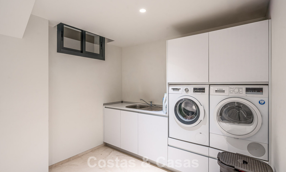 Villa de luxe avec caractère moderne à vendre dans une communauté fermée dans la Vallée du Golf de Nueva Andalucía, Marbella 794408