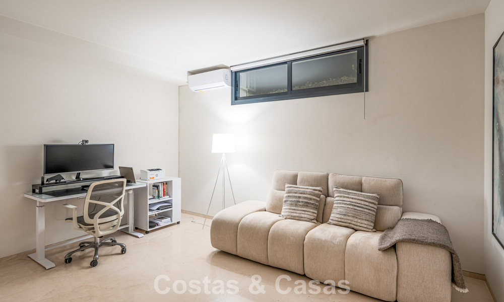 Villa de luxe avec caractère moderne à vendre dans une communauté fermée dans la Vallée du Golf de Nueva Andalucía, Marbella 794410