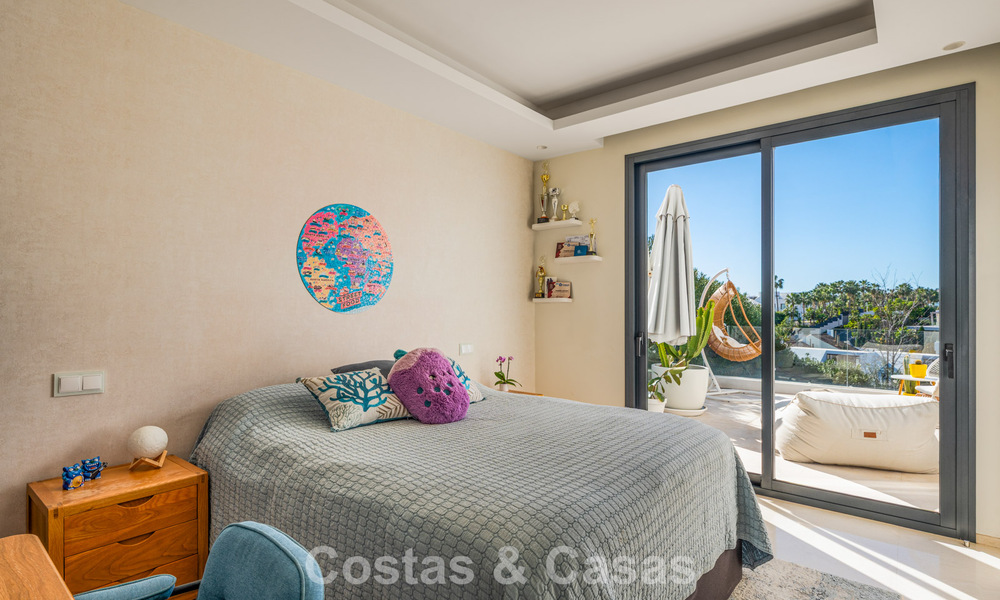 Villa de luxe avec caractère moderne à vendre dans une communauté fermée dans la Vallée du Golf de Nueva Andalucía, Marbella 794418