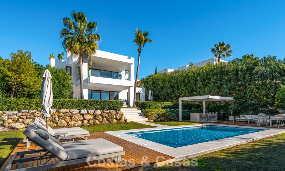 Villa de luxe avec caractère moderne à vendre dans une communauté fermée dans la Vallée du Golf de Nueva Andalucía, Marbella 794424