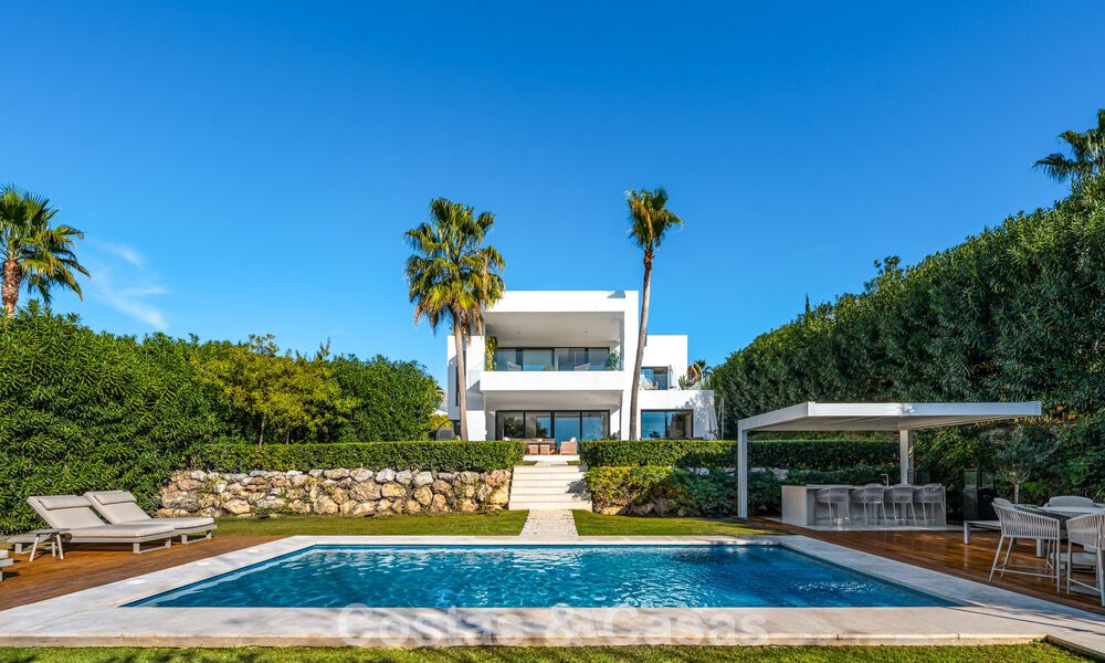Villa de luxe avec caractère moderne à vendre dans une communauté fermée dans la Vallée du Golf de Nueva Andalucía, Marbella 794425