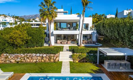 Villa de luxe avec caractère moderne à vendre dans une communauté fermée dans la Vallée du Golf de Nueva Andalucía, Marbella 794426
