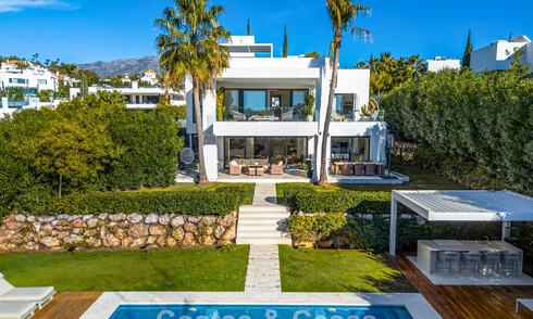 Villa de luxe avec caractère moderne à vendre dans une communauté fermée dans la Vallée du Golf de Nueva Andalucía, Marbella 794426