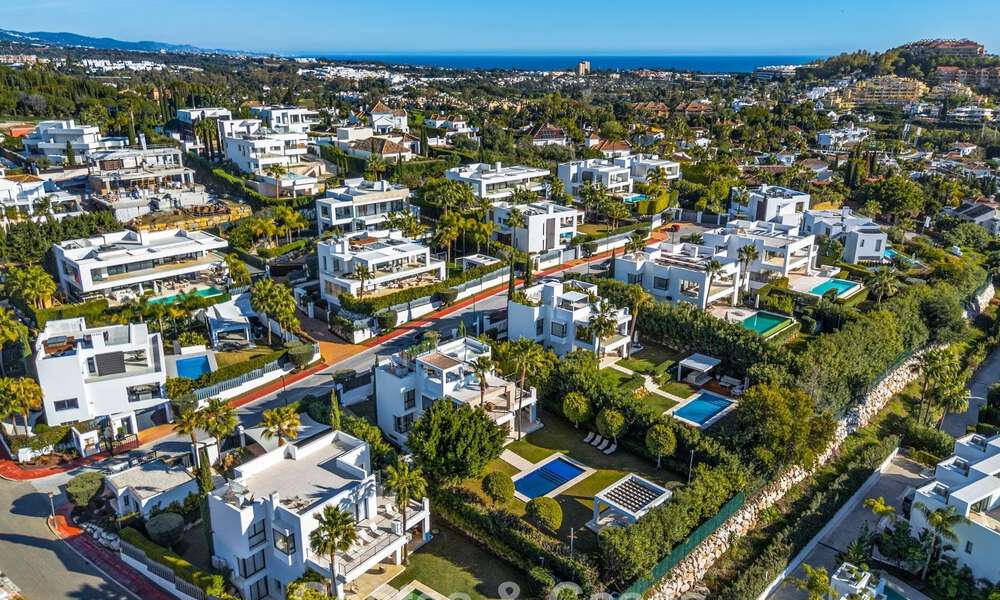 Villa de luxe avec caractère moderne à vendre dans une communauté fermée dans la Vallée du Golf de Nueva Andalucía, Marbella 794427
