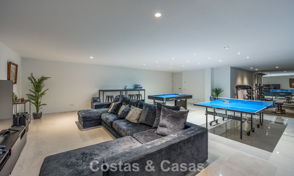 Villa de luxe avec caractère moderne à vendre dans une communauté fermée dans la Vallée du Golf de Nueva Andalucía, Marbella 794442