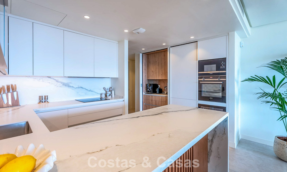 Appartement moderne avec jardin à vendre, offrant une vue sur la côte, dans un complexe fermé près de la ville de Marbella 794482