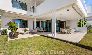 Appartement moderne avec jardin à vendre, offrant une vue sur la côte, dans un complexe fermé près de la ville de Marbella 794490 