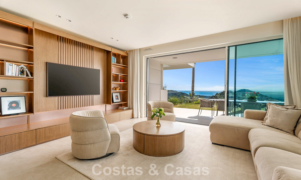 Appartement moderne avec jardin à vendre, offrant une vue sur la côte, dans un complexe fermé près de la ville de Marbella 794491