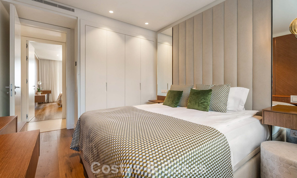 Appartement moderne avec jardin à vendre, offrant une vue sur la côte, dans un complexe fermé près de la ville de Marbella 794495