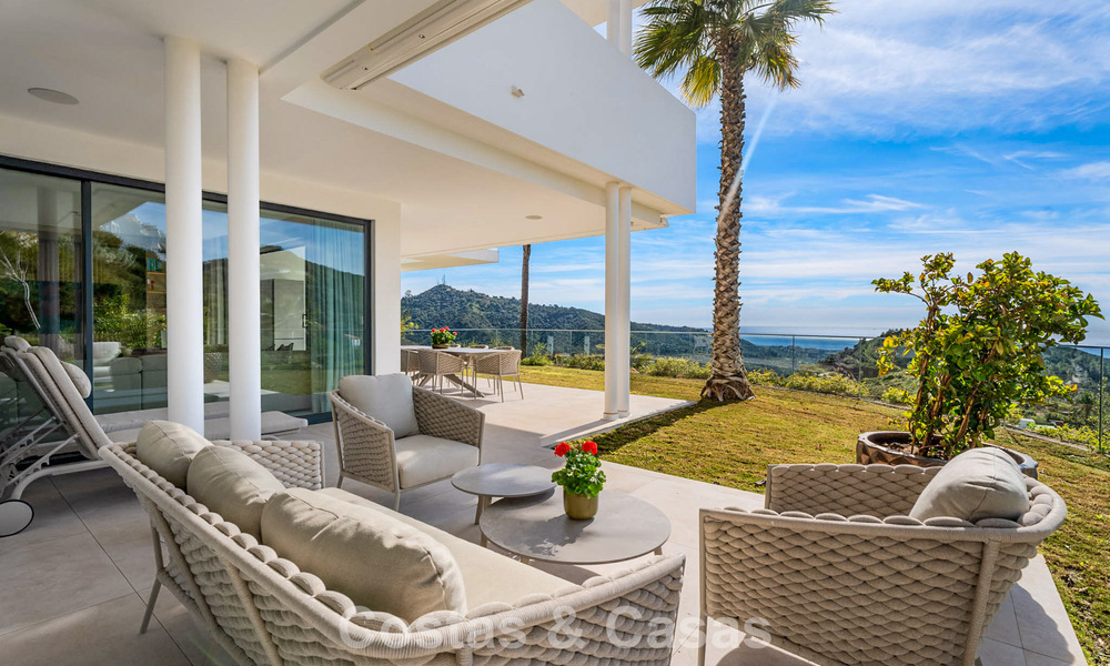 Appartement moderne avec jardin à vendre, offrant une vue sur la côte, dans un complexe fermé près de la ville de Marbella 794498