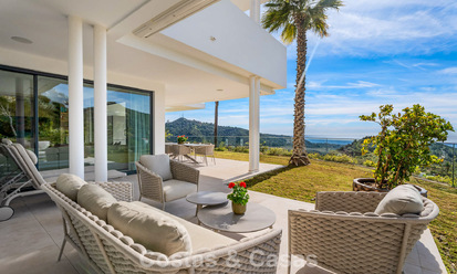 Appartement moderne avec jardin à vendre, offrant une vue sur la côte, dans un complexe fermé près de la ville de Marbella 794498