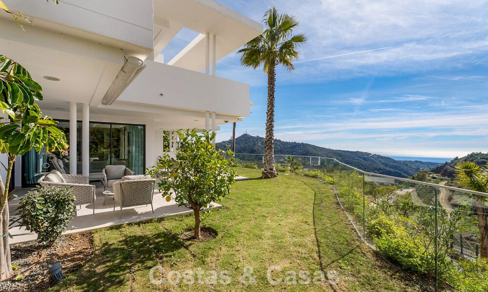 Appartement moderne avec jardin à vendre, offrant une vue sur la côte, dans un complexe fermé près de la ville de Marbella 794499