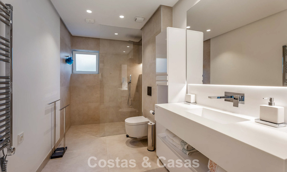 Appartement moderne avec jardin à vendre, offrant une vue sur la côte, dans un complexe fermé près de la ville de Marbella 794500