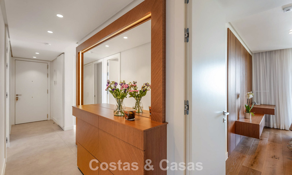 Appartement moderne avec jardin à vendre, offrant une vue sur la côte, dans un complexe fermé près de la ville de Marbella 794502