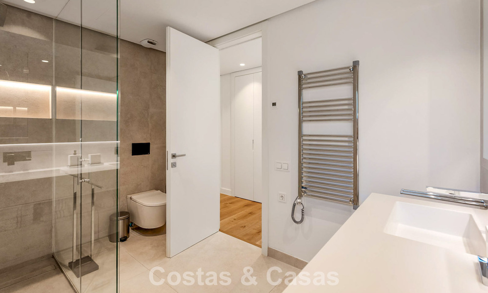 Appartement moderne avec jardin à vendre, offrant une vue sur la côte, dans un complexe fermé près de la ville de Marbella 794505