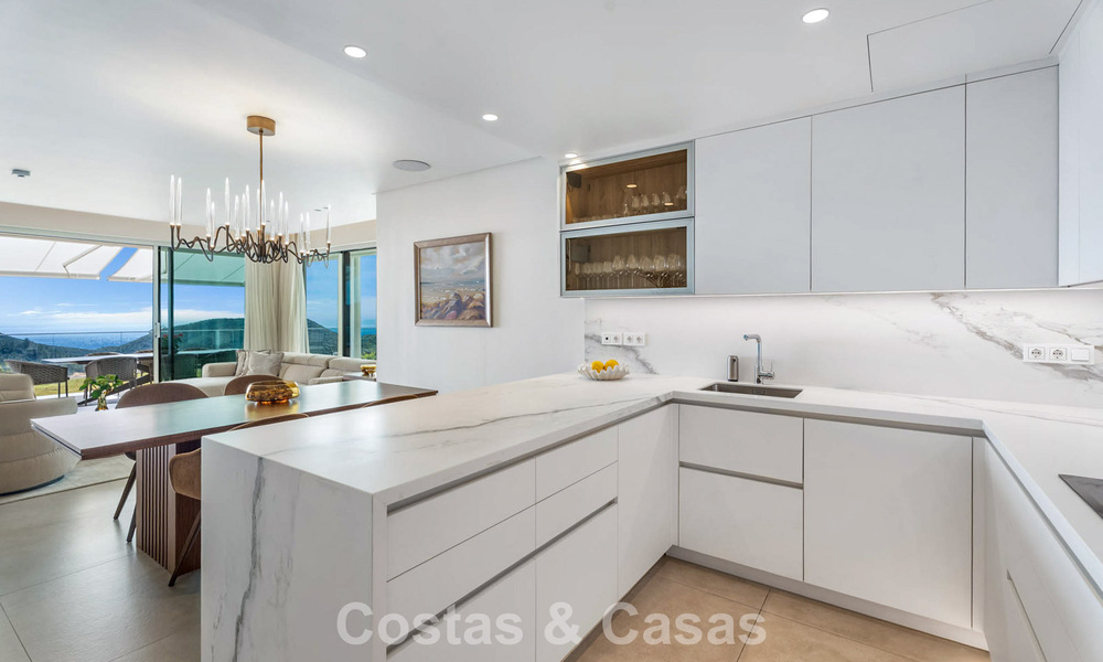 Appartement moderne avec jardin à vendre, offrant une vue sur la côte, dans un complexe fermé près de la ville de Marbella 794506