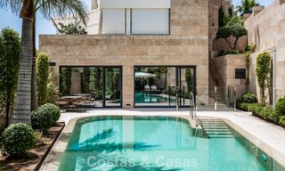 Appartement moderne de style villa à vendre avec vue sur la mer dans un complexe exclusif à La Quinta, Marbella - Benahavís 794516 
