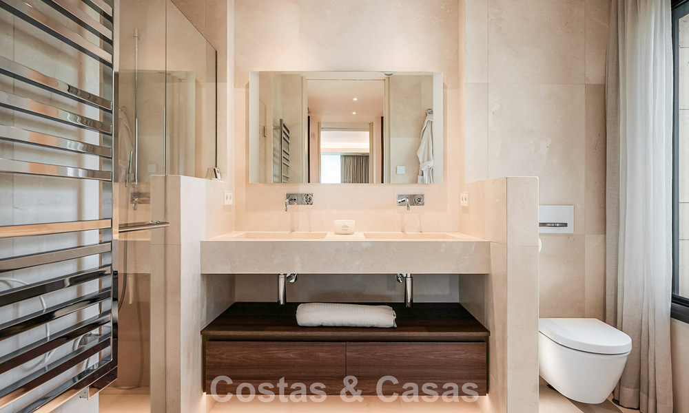 Appartement moderne de style villa à vendre avec vue sur la mer dans un complexe exclusif à La Quinta, Marbella - Benahavís 794538