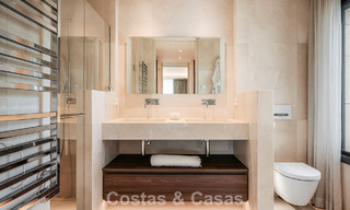 Appartement moderne de style villa à vendre avec vue sur la mer dans un complexe exclusif à La Quinta, Marbella - Benahavís 794538 