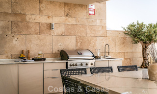 Appartement moderne de style villa à vendre avec vue sur la mer dans un complexe exclusif à La Quinta, Marbella - Benahavís 794552 