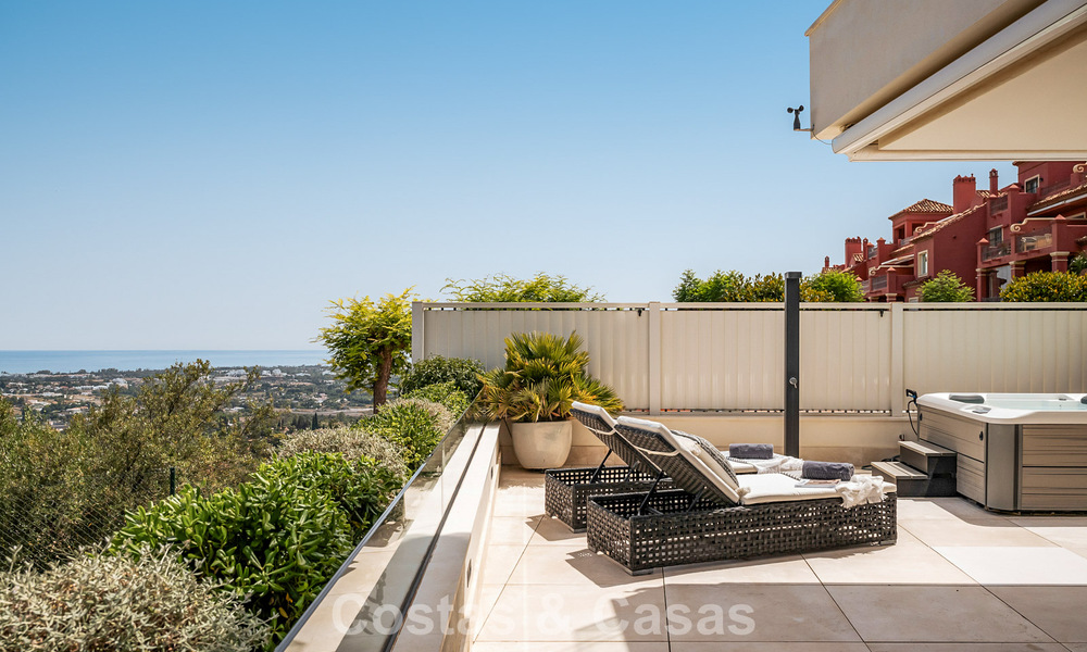 Appartement moderne de style villa à vendre avec vue sur la mer dans un complexe exclusif à La Quinta, Marbella - Benahavís 794554