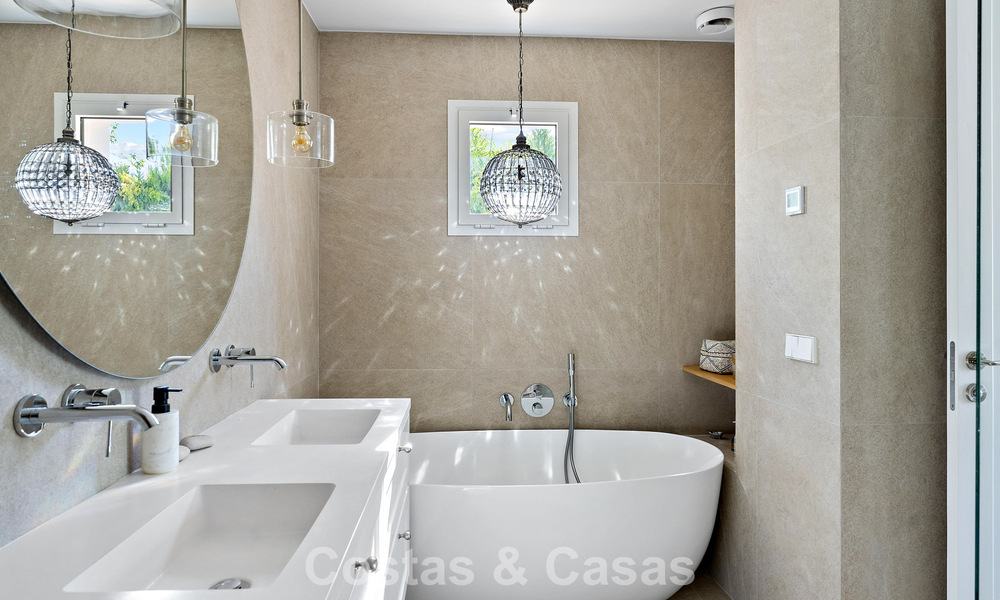 Superbe duplex de luxe prêt à emménager, entouré de parcours de golf à Nueva Andalucía, Marbella 794584