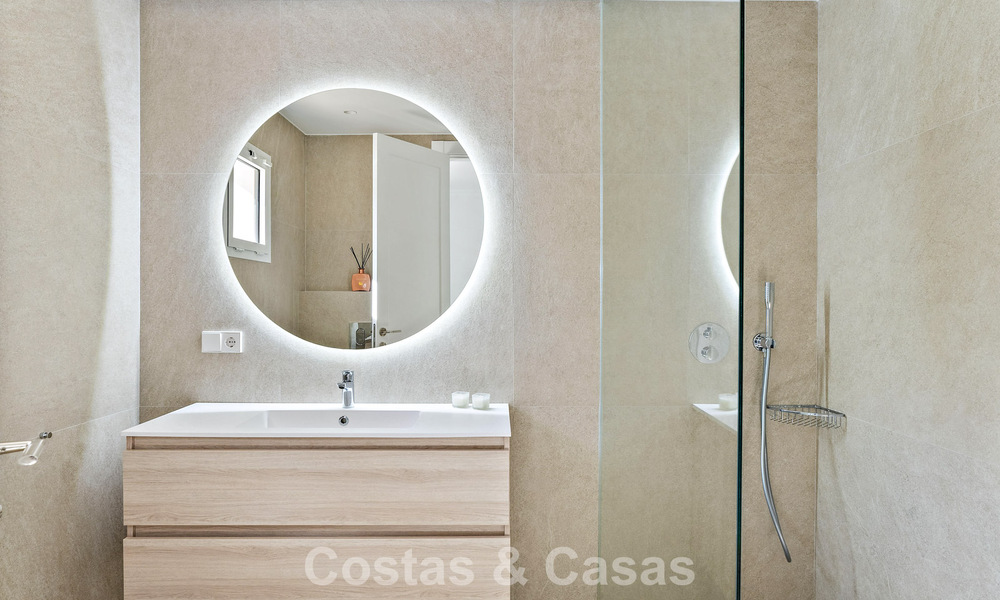 Superbe duplex de luxe prêt à emménager, entouré de parcours de golf à Nueva Andalucía, Marbella 794590