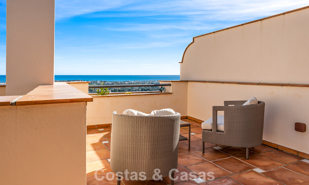 Spacieux penthouse duplex avec vue panoramique sur la mer à vendre dans une résidence fermée à Marbella - Benahavís 794826