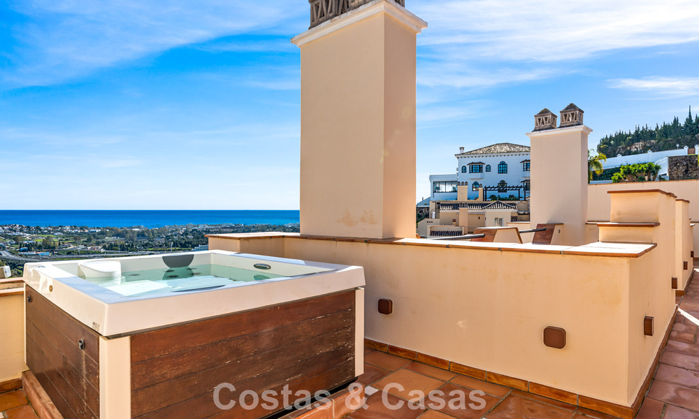 Spacieux penthouse duplex avec vue panoramique sur la mer à vendre dans une résidence fermée à Marbella - Benahavís 794828