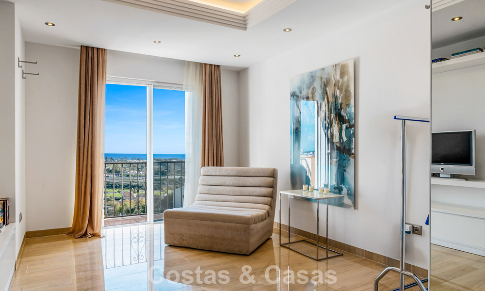 Spacieux penthouse duplex avec vue panoramique sur la mer à vendre dans une résidence fermée à Marbella - Benahavís 794830